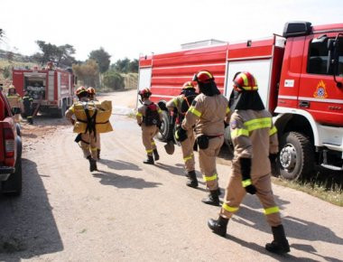 Πυροσβέστες βγάζουν από φλεγόμενο διαμέρισμα ηλικιωμένη στην Αλεξανδρούπολη (βίντεο)